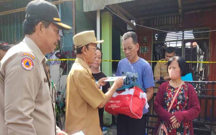 Pemkab Kapuas Salurkan Bantuan untuk Warga Terdampak Kebakaran Rumah di Perumnas Pulau Telo