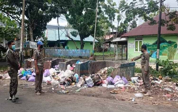 Satpol PP dan Damkar Kapuas Masih Dapati Warga Tidak Buang Sampah pada Tempatnya
