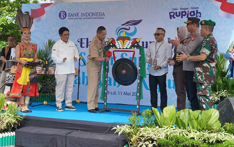 Staf Ahli Gubernur Kalteng Bidang Ekonomi, Keuangan, dan Pembangunan Yuas Elko melepas Tim Kas Keliling Ekspedisi Rupiah Susur Sungai Bank Indonesia di Dermaga Flamboyan Bawah Palangka Raya, Selasa 9 Mei 2023. (FOTO: IST)