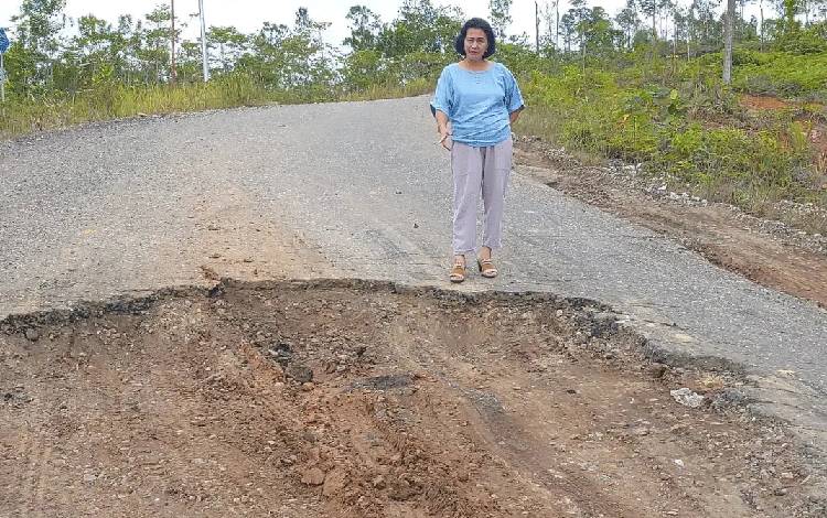 DPRD Gunung Mas Minta Dinas PU Segera Perbaiki Jalan Rusak