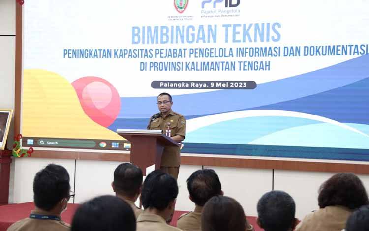 Asisten Administrasi Umum Setda Provinsi Kalteng Sri Suwanto saat membuka Bimtek Peningkatan Kapasitas Pejabat Pengelola Informasi dan Dokumentasi (PPID) di Palangka Raya, Selasa 9 Mei 2023. (FOTO: IST)