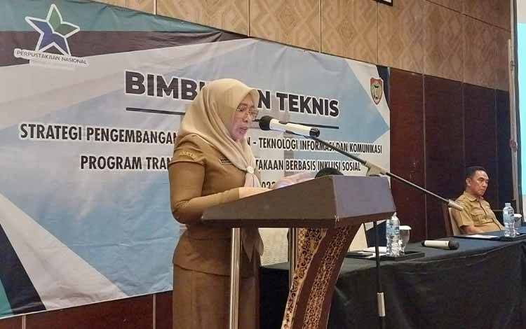 Kadispursip Provinsi Kalteng Nunu Andriani membuka Bimtek Strategi Pengembangan Perpustakaan - Teknologi Informasi dan Komunikasi. (FOTO: IST)