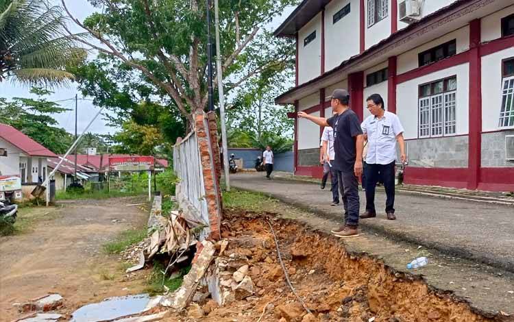 Sekda Barito Timur Jelaskan Penyebab Robohnya Tembok Kantor Bupati