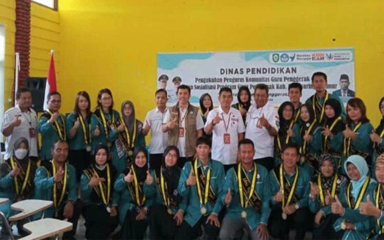 Plt Kepala Dinas Pendidikan Kotim, M Irfansyah saat foto bersama dengan guru penggerak di Kotim. (FOTO: NISA)