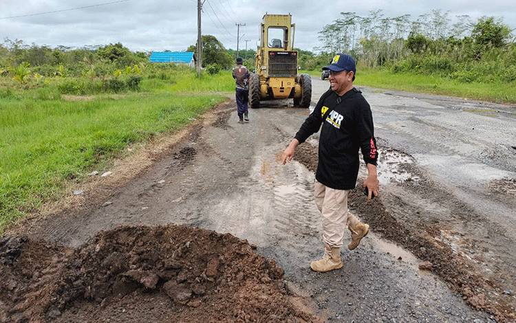 Dinas PUPR Pulang Pisau Lakukan Pemeliharaan Jalan Rey 3 yang Rusak