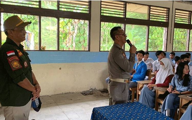 Satpol PP dan Damkar Sosialisasi Pencegahan Kenakalan Remaja di SMAN 1 Kapuas Hilir