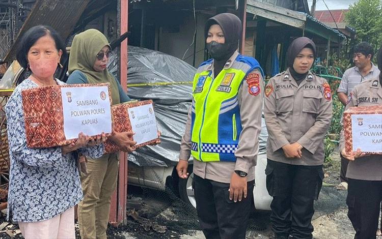 Tim Sambang Polwan Polres Kapuas Beri Bantuan Sembako Korban Kebakaran