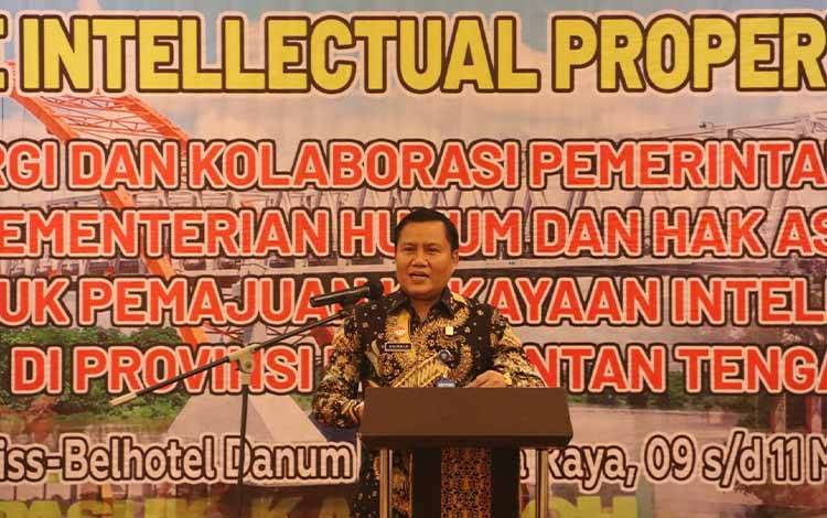 Direktur Merek dan Indikasi Geografis Kurniaman Telaumbanua, saat memberikan sambutan rangkaian kegiatan Mobile IP Clinic (MIPC), Rabu 10 Mei 2023. (FOTO: KEMENKUMHAM KALTENG)