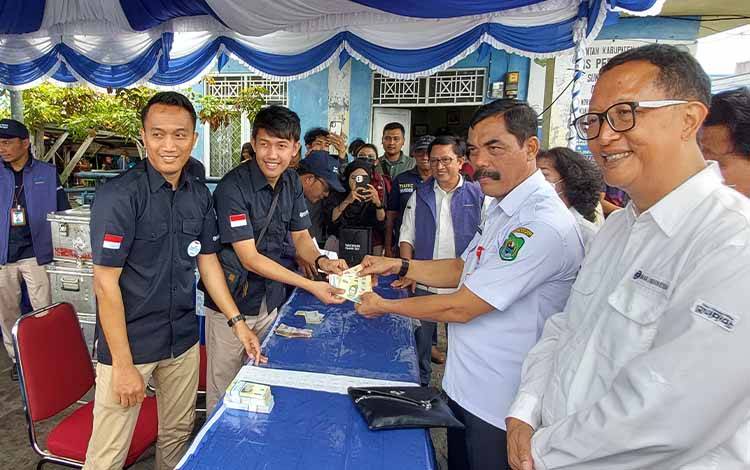 Tim Ekspedisi Rupiah Susur Sungai BI Berikan Layanan Penukaran Uang Baru di Pelabuhan Danau Mare Kapuas