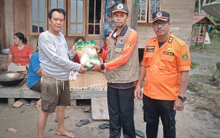 Kalaksa BPBD Damkar Serahkan Bantuan Warga Terdampak Banjir di Desa Haringen