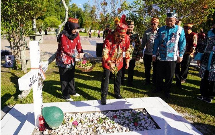 Sekda Kalteng Ingatkan Pesan Motivasi Ziarah Makam Pahlawan