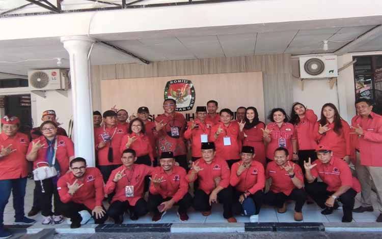 Ketua DPD PDIP Kalteng Arton S Dohong bersama kadernya saat di KPU Kalteng, Kamis 11 Mei 2023. (FOTO: IST)