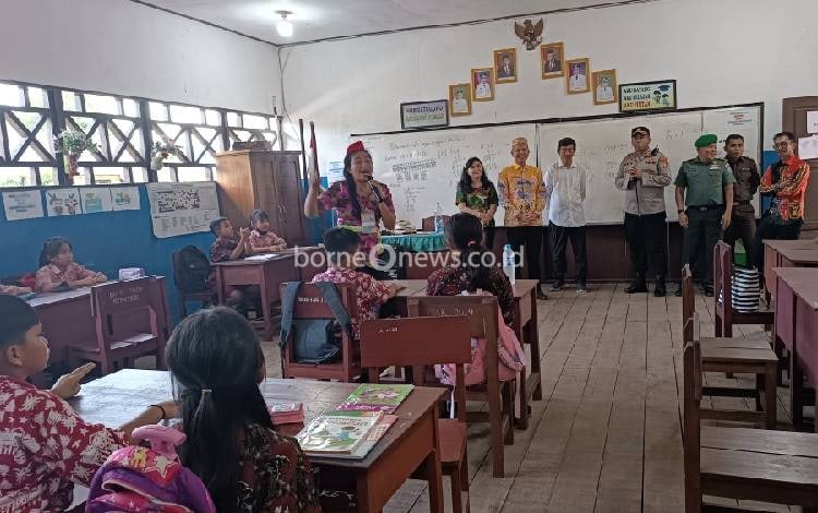Bupati Gunung Mas Jaya S Monong dan lainnya saat melihat trainer sedang melatih murid berhitung dengan metode gasing. (FOTO: RISKA YULYANA)?