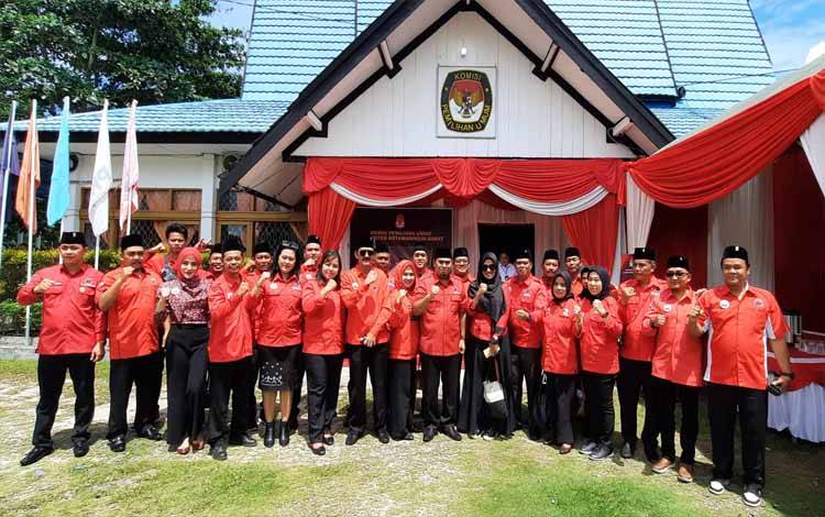 Ketua DPC PDIP Kobar Ahmadi Riansyah (tengah) foto bersama jajarannya usai menyerahkan berkas pendaftaran Bacaleg ke KPU Kobar. (FOTO : DANANG)