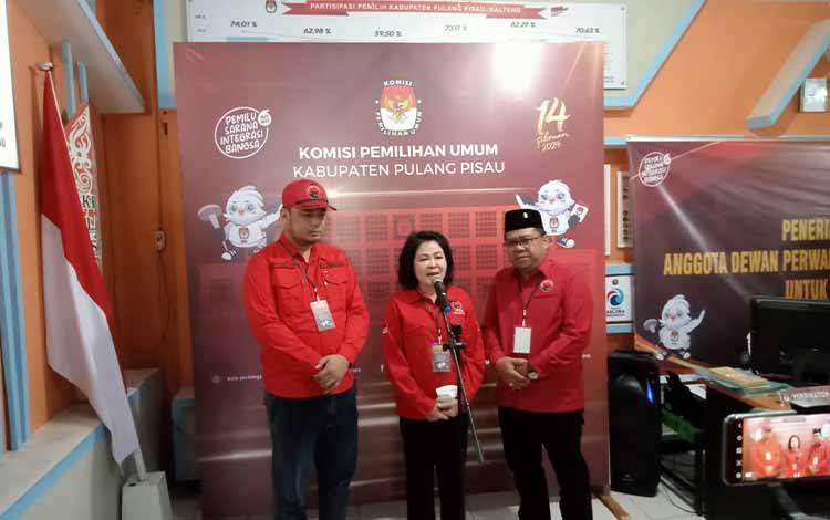 Ketua DPC-PDIP Pulpis Pudjirustaty Narang Didampingi Oleh Sekretaris dan Bendaharanya Saat Menyerahkan Berkas Pendaftaran Balon Legislatif 2024 Ke KPU Pulang Pisau. (FOTO: IST)
