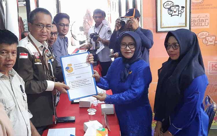 Ketua DPD Nasdem Kobar Sri Purwanti saat menyerahkan berkas pendaftaran Bacaleg ke KPU Kobar. (FOTO: DANANG)
