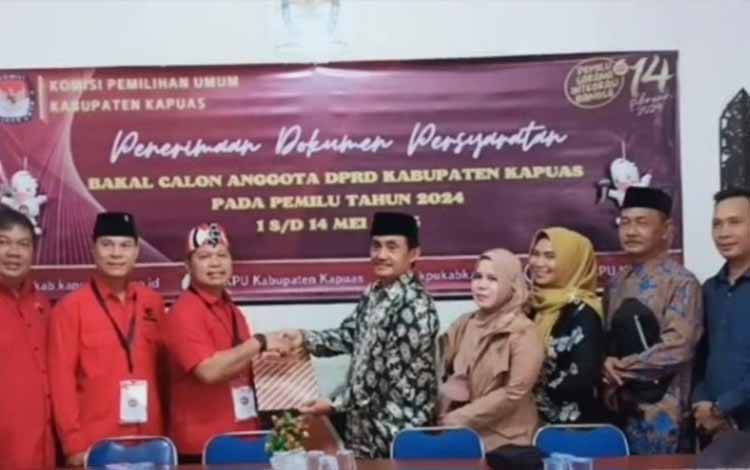 DPC PDI Perjuangan Kapuas Ajukan 40 Bacaleg ke KPU Kapuas
