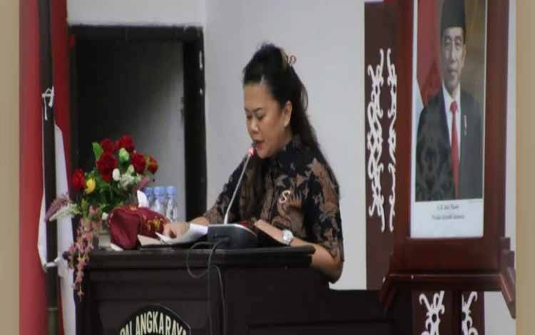 Juru bicara Pansus LKPJ, Shopie Ariany menyampaikan rekomendasi. (FOTO: SETWAN)