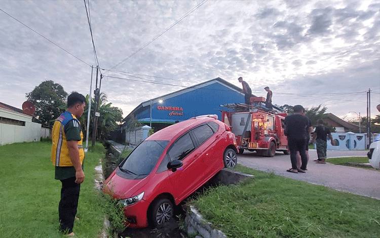 Hindari Kucing, Honda Jazz Masuk Parit