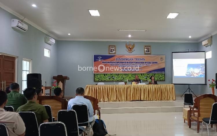 Peserta bimtek penyampaian LKPM saat mengikuti kegiatan yang digelar oleh Dinas Penanaman Modal dan Pelayanan Terpadu Satu Pintu (DPMPTSP), Jumat, 12 Mei 2023. (FOTO: RISKA YULYANA)