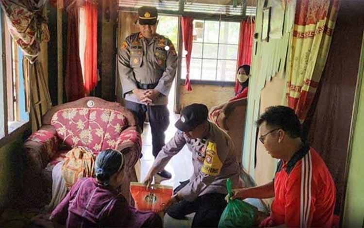 Kapolsek kapuas Timur Berbagi Sembako ke Warga
