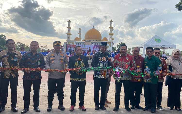 Bupati Sukamara, Windu Subagio memotong pita kegiatan di Lapangan Mini yang merupakan salah satu lokasi di pasangnya internet gratis. (FOTO: NORHASANAH)