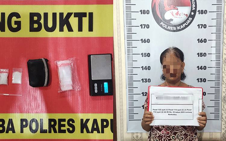 Perempuan Paruh Baya ini Ditangkap Satresnarkoba Polres Kapuas Karena Edarkan Sabu