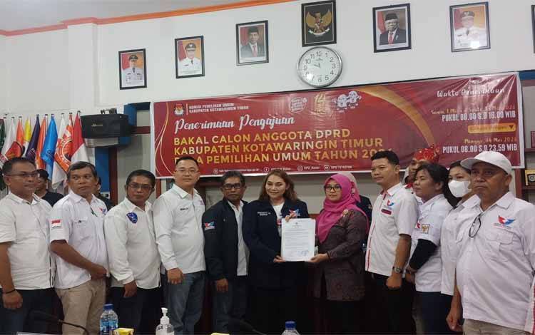 Partai Perindo menyerahkan kelengkapan berkas bacaleg kepada KPU Kabupaten Kotawaringin Timur, Sabtu, 13 Mei 2023. (FOTO: DEWIP)?