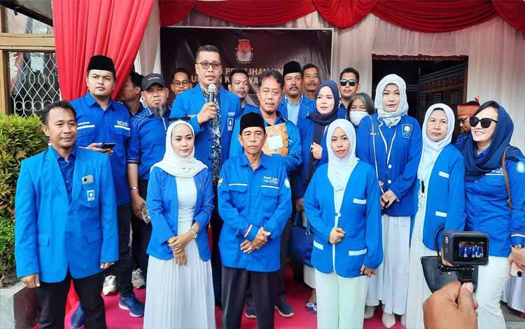 Ketua DPD PAN Kobar Tuslam Amirudin (tengah) bersama Bacaleg dan pengurus partai usai menyerahkan berkas pendaftaran ke KPU. (Foto : ISTIMEWA)