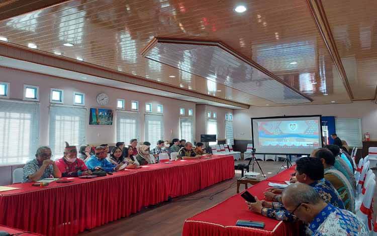 Peserta Kick Off Proyek IFish saat mengikuti kegiatan secara hybrid, yaitu online via zoom meeting dan offline di Aula Dislutkan Prov. Kalteng. (FOTO: IST)