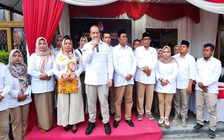Ketua DPC Partai Gerindra Kobar Rizky Aditya Putra (tengah) bersama rombongan, saat menyampaikan sambutan usai menyerahkan berkas pendaftaran Bacaleg ke KPU Kobar. (Foto : DANANG)