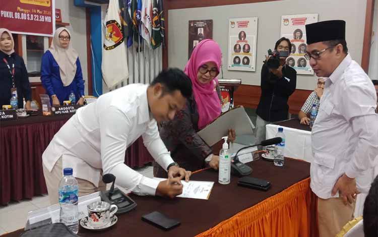 KPU Kotim mengembalikan berkas Bacaleg Partai Gerindra, Sabtu, 13 Mei 2023. (FOTO: DEWIP)