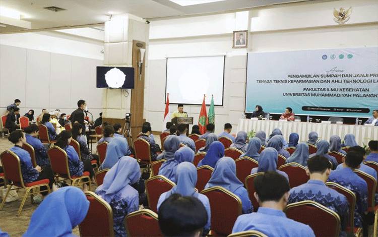 Fakultas Ilmu Kesehatan (FIK) Universitas Muhammadiyah Palangkaraya (UMPR) menyelenggarakan Pengambilan Sumpah dan Janji Profesi, Tenaga Teknis Kefarmasian dan Ahli Teknologi Laboratorium Medis di Palangka Raya Sabtu (13/5/2023). (ANTARA/HO-UMPR)