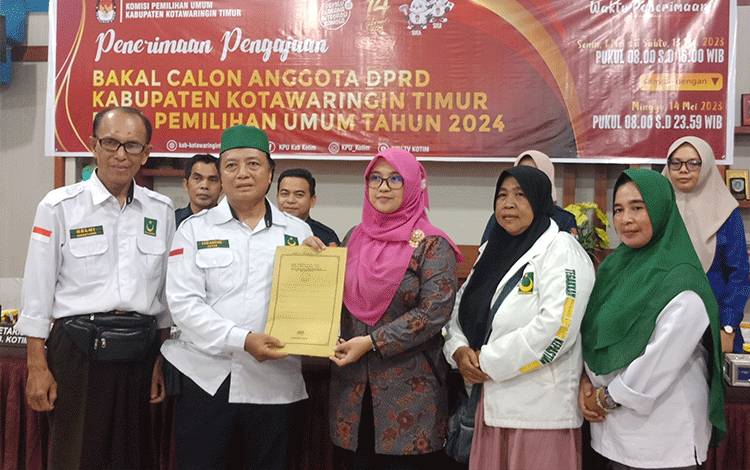 PBB Kotim menyerahkan kelengkapan berkas bacaleg kepada KPU, Sabtu, 13 Mei 2023. (FOTO: DEWIP)?