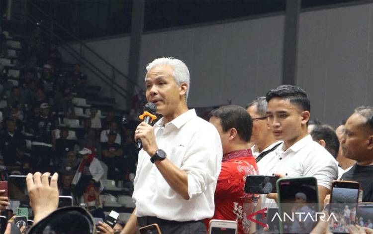 Bakal Calon Presiden PDI Perjuangan Ganjar Pranowo hadiri halal bihalal Relawan Jokowi di Gedung Basket Gelora Bung Karno, Jakarta Pusat, Sabtu (13/5/2023). ANTARA/Fianda Sjofjan Rassat