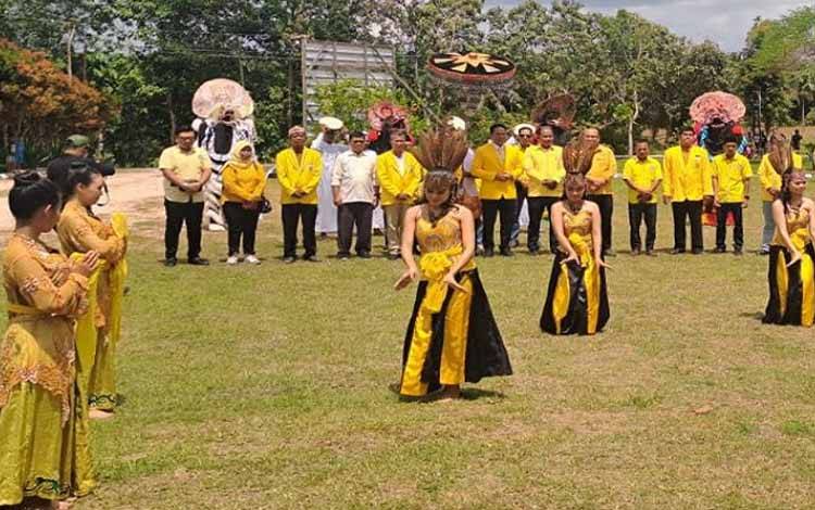 Daftarkan Caleg ke KPU, Partai Golkar Lamandau Disambut?Kesenian Multikultur ?