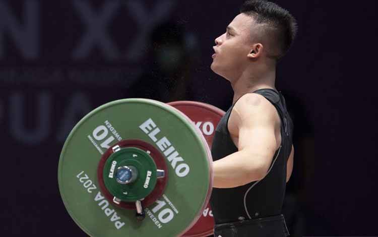 Lifter Rizki Juniansyah Digdaya Raih Emas di Kelas 73kg SEA Games 2023