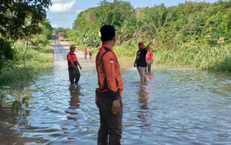 Banjir di Desa Pundu Genangi Dua Titik di Jalan Trans Kalimantan