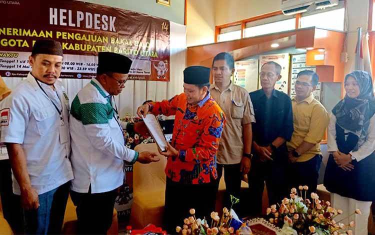 Ketua DPC PKB Barito Utara H Purman Jaya didampingi Sekretaris Partai Parmana Setiawan menyerahkan berkas bacaleg PKB kepada Ketua KPU Barito Utara, Sabtu, 13 Mei 2023 kemarin. (FOTO: DHANI)
