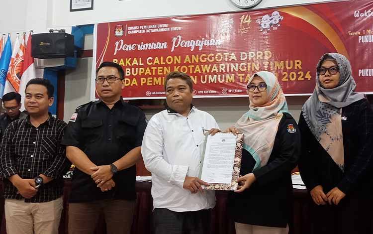 Diwarnai Isak Tangis, Berkas Bacaleg Partai Buruh Kotim Dikembalikan oleh KPU