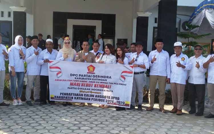 Bakal caleg Partai Gerindra Kabupaten Katingan foto bersama usai mendaftar di KPU, Minggu, 14 Mei 2023. (FOTO: ABDUL GOFUR)