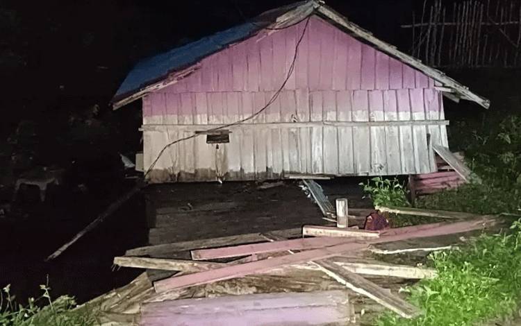 Rumah Warga Palangka Raya Ambruk