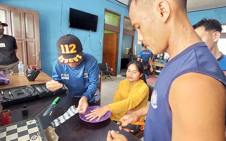 Butuh Waktu 30 Menit Bagi Petugas Call Center 112 Lepas Cincin Remaja Putri Yang Lengket di Jari
