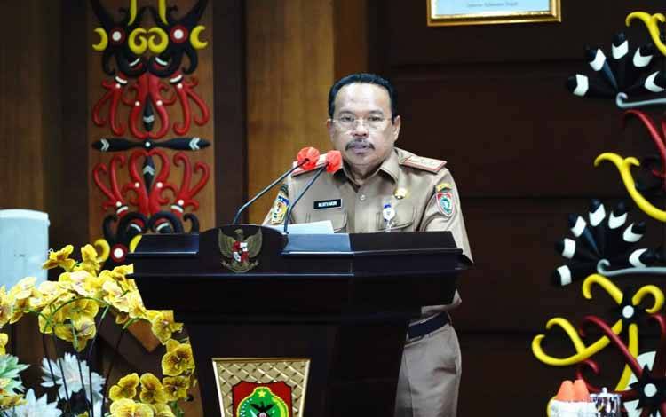 Sekda Kalteng, Nuryakin menyampaikan arahannya saat membuka Sosialisasi Tata Cara Pengisian Jabatan Pimpinan Tinggi di Aula Eka Hapakat, Senin 15 Mei 2023.