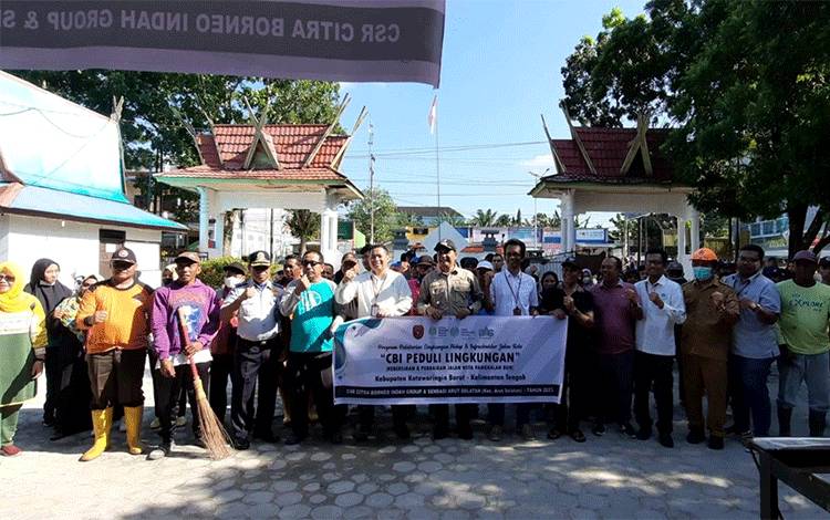 VIDEO: CBI Group Bekerjasama dengan Pemerintah Kecamatan Arsel Bersihkan Jalan Kota