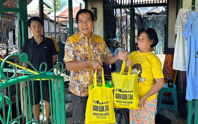 Peduli Korban Kebakaran Perum Pulau Telo, Legislator Kapuas Ini Beri Bantuan