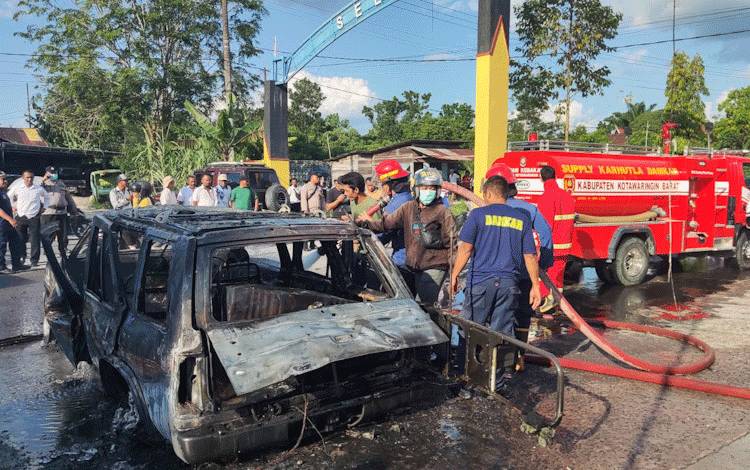 Mobil Terbakar di Depan SPBU Desa Sungai Tendang