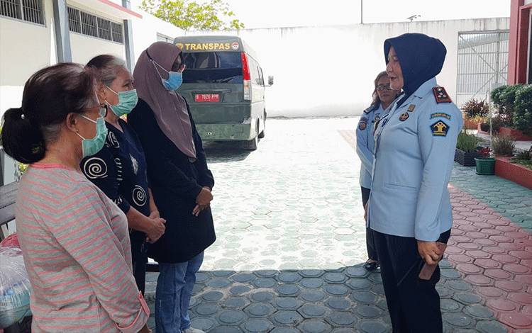 Kalapas Perempuan Kelas IIA Palangka Raya Sri Astiana memberikan arahan kepada tiga narapidana yang akan melaksanakan cuti bersyarat (FOTO : LAPAS PEREMPUAN KELAS IIA PALANGKA RAYA)