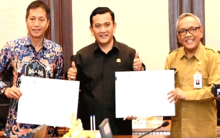 Bupati Barito Utara H Nadalsyah diwakili Sekretaris Daerah Drs Muhlis saat melakukan penandatanganan kerjasama dengan Pemprov Jawa Barat, terkait Perjanjian Kerjasama tentang Pengembangan Potensi Wilayah dan Peningkatan Pelayanan Publik, di Hotel Pullman Bandung Grand Central. (Foto: Dhani)
