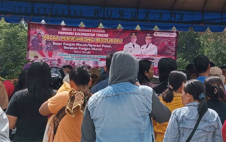 Masyarakat Gunung Mas Serbu Bazar Pangan Murah yang di Gelar Pemprov Kalteng